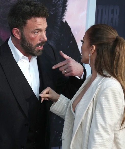 What Ben Affleck said to Jennifer Lopez during their famous red carpet “argument” is revealed by lip readers.