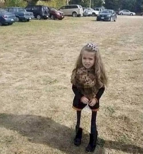Picture of little girl holding bag of popcorn has broken the internet