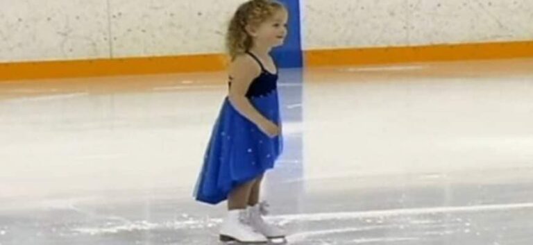 This little girl shows off her amazing moves on the ice rink Full video is in the comments 👇👇👇