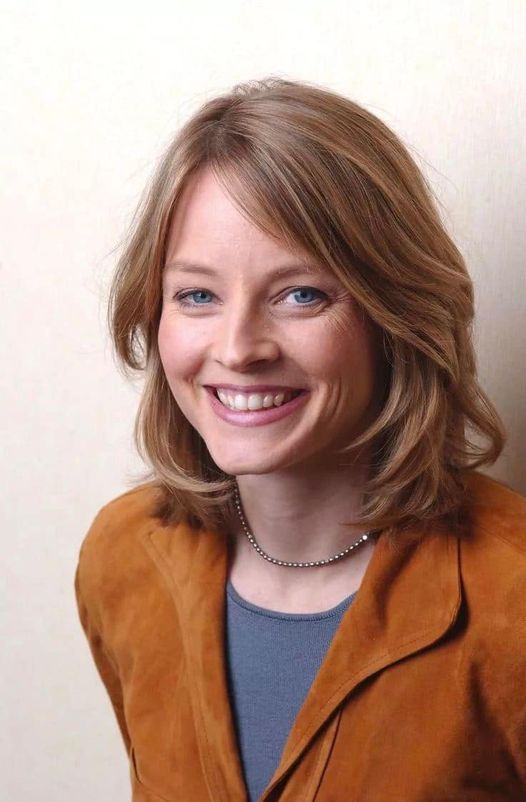 JODIE FOSTER, 60 WITHOUT MAKEUP AND IN SIMPLE CLOTHES, LOOKS HALF HER AGE – “I’M ENJOYING MY AGE
