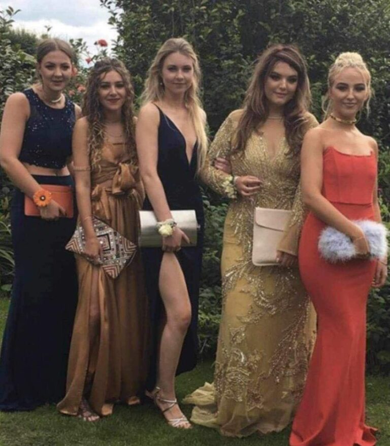 Five girls take a prom picture, and it becomes popular because of a small hidden detail.