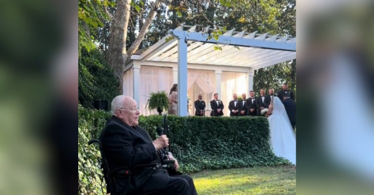 Bride’s 90-Yr-Old Grandfather Beautifully Sings Classic Song As She Walks Down The Aisle.