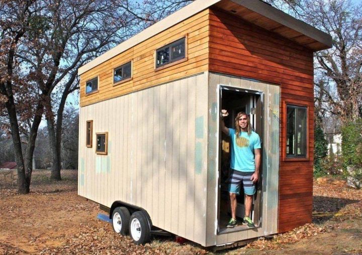 A student builds a 14-square-meter house to get rid of debts, but when he sees it from the inside, he is speechless