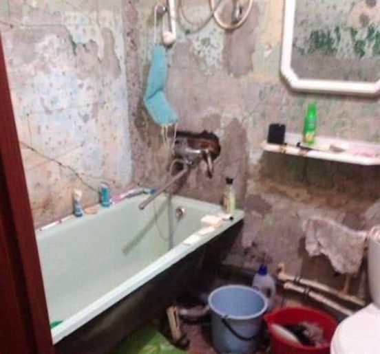 Guy makes his mother’s dream come true and transforms her miserable-looking bathroom beyond recognition