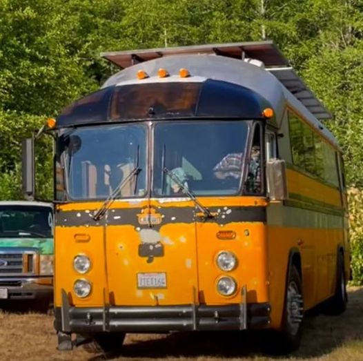 Master carpenter gets ahold of bus and does a “no budget conversion” into beautiful tiny home