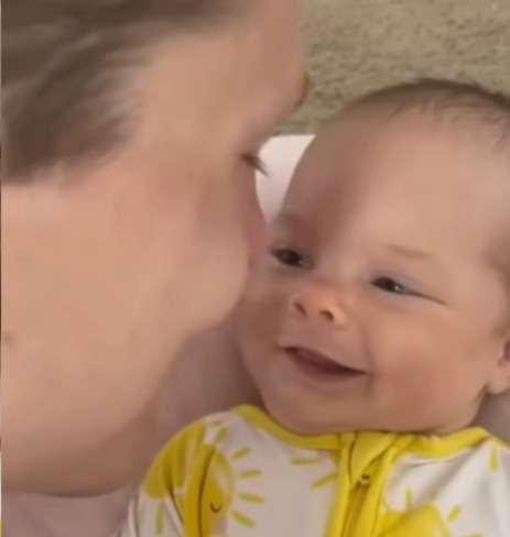 Look at this cute baby’s reaction when dad kissed her