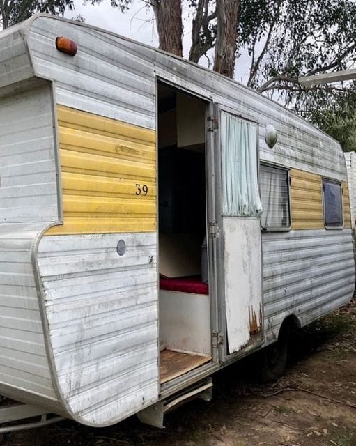 Good People Gave a Homeless Woman an Old Trailer: The Woman Turned It Into a Cozy House In The Middle Of The Forest!
