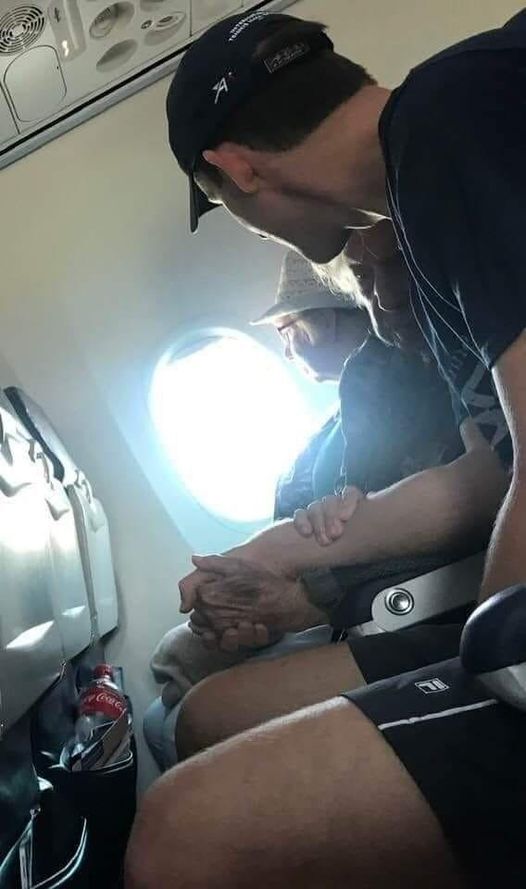 An Unforgettable Act of Kindness on a Flight
