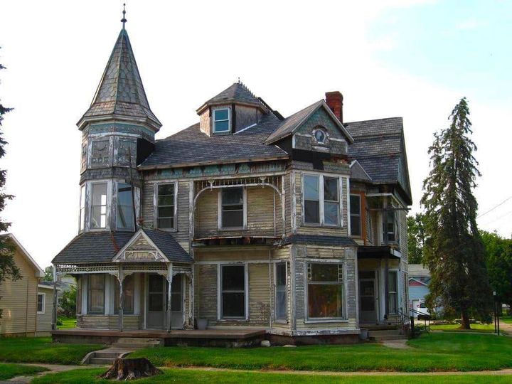 No one took a closer look into this rundown house until one family saw potential and turned it into an amazing palace