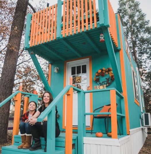 SINGLE MOM MOVES INTO TINY HOUSE VILLAGE WITH HER DAUGHTER TO LIVE SIMPLY