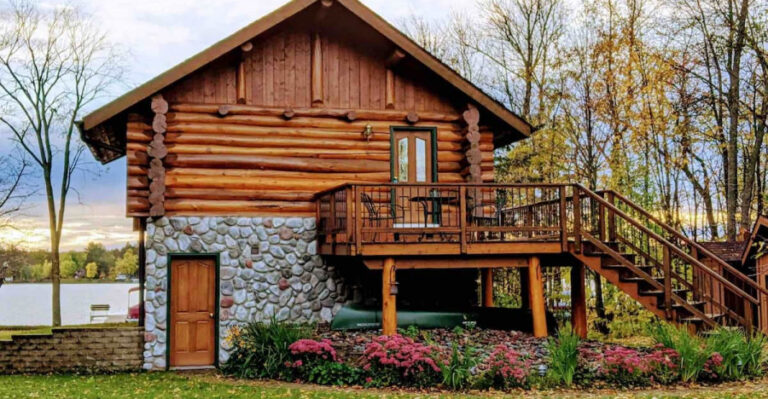 A Private Log Cabin on the Lake!