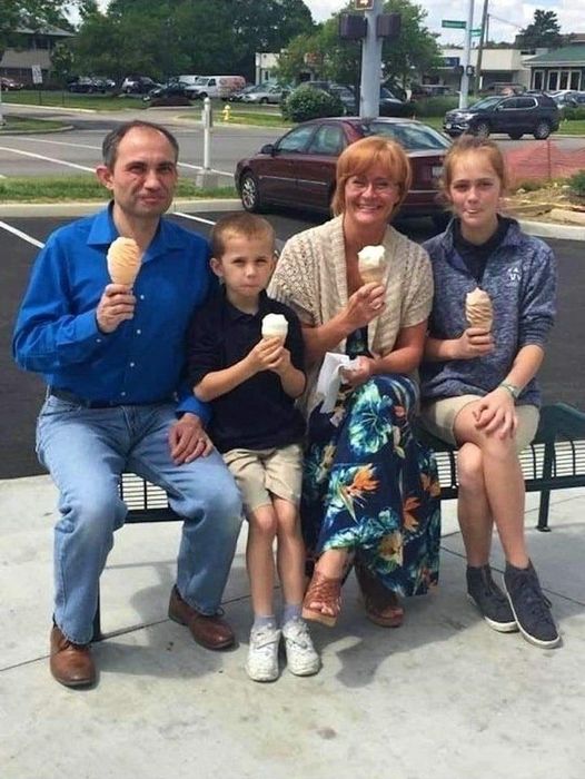 This Woman Offered to Take a Picture of a Happy Family While Eating Ice Cream Together.