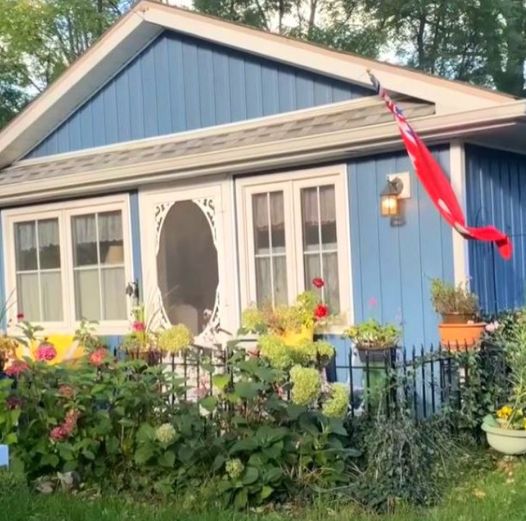 Couple turns garage into charming tiny home for aging mom so she can live steps away