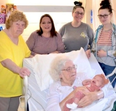 ‘This One Was Special,’ six generations of women exclaim as they pose for a sweet family photo.