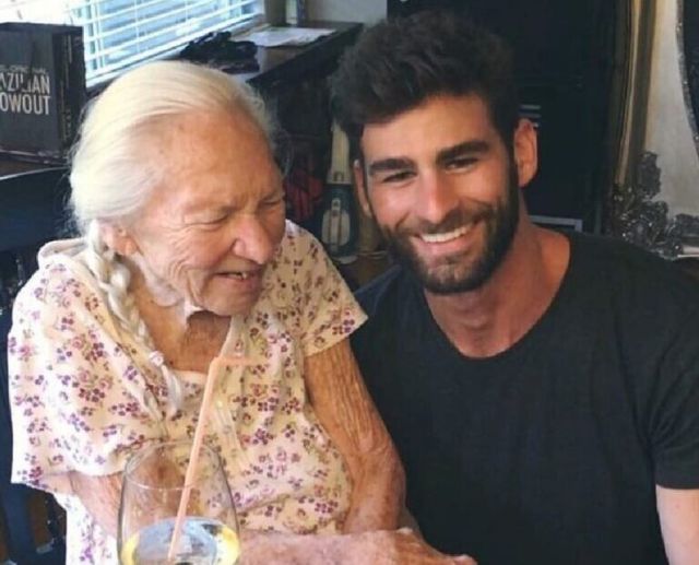 The World Needs More People Like This”: A Young Man Cared for His 89-Year-Old Neighbor in Her Final Days