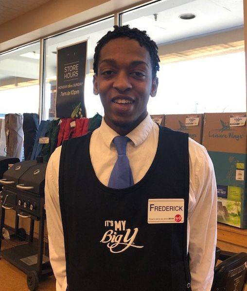 Grocery Bagger Takes $20 Out Of His Own Wallet To Pay For Elderly Woman’s Groceries