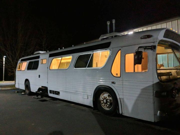 A Woman Turned a 1966 Bus into a Comfortable and Cozy Home on Wheels 😯 It took her three years, but she did it herself!😻This woman turned an old, run-down bus into a beautiful home on wheels 🔥 And all this was done by a woman without any help!😳❤️❤️ Check the comments to see the result of the hard work🚌👇👇