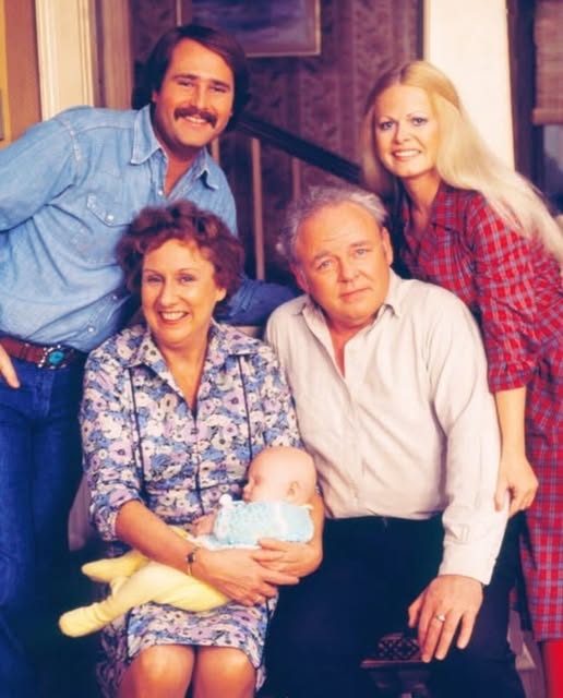 “SHE IS STILL GORGEOUS!” Fans react to Sally Struthers’ look. Today, GLORIA from “ALL IN THE FAMILY” turns 77! Photos and what happened to the actress after the show are in the comments. 👇