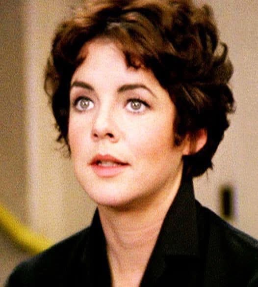 The wonderful Stockard Channing turns 80 this year, but the ‘Grease’ star looks totally unrecognizable now… Check the comments for photo 😲👇🏻