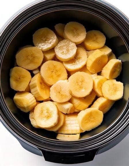 Put raw banana slices in a slow cooker with these 4 ingredients. You’ll never look back…