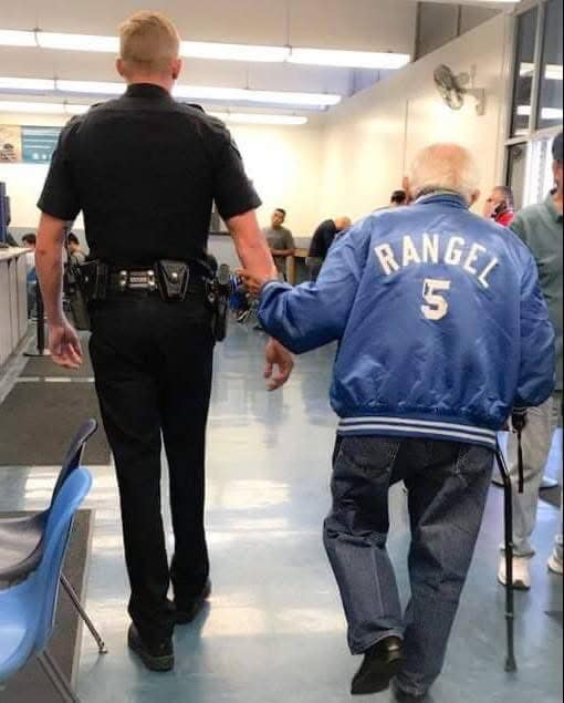 The 92-year-old man entered the bank but was immediately kicked out. When he entered the second time employees called the police. What the policeman did as soon as he realized what was happening amazed the entire world. Unique case for the police