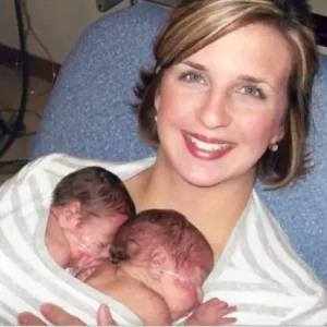 Nurse Puts Dying Baby Next To Her Twin. She Gives Her A ‘Hug’ That Leads To A Miracle